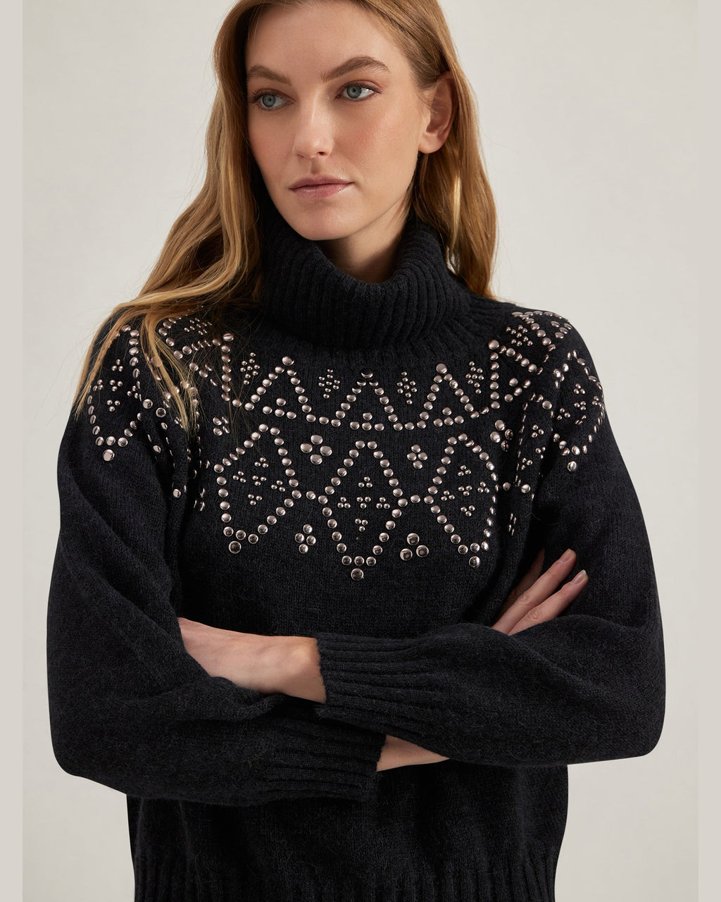Alpha Studio, dolcevita con borchie