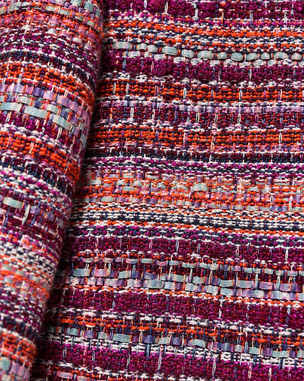 Dettaglio della trama multicolore della giacca