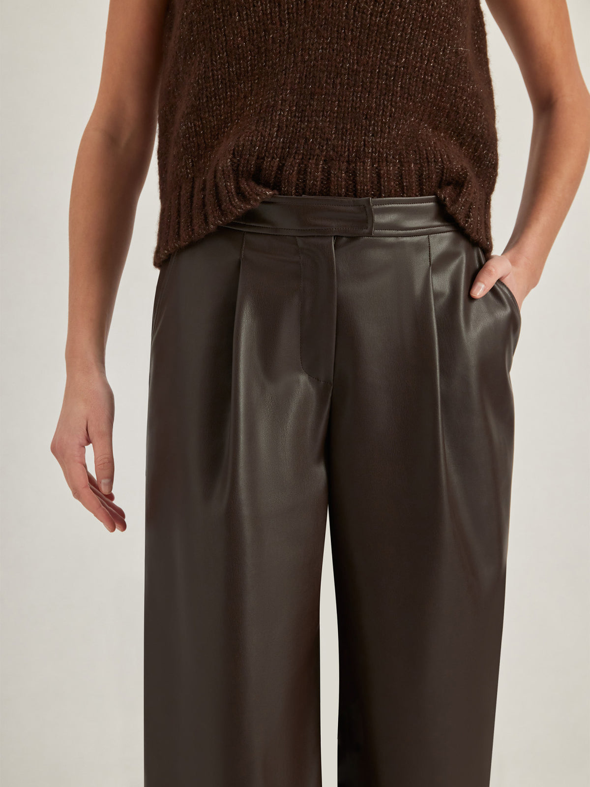 Bermuda in ecopelle marrone