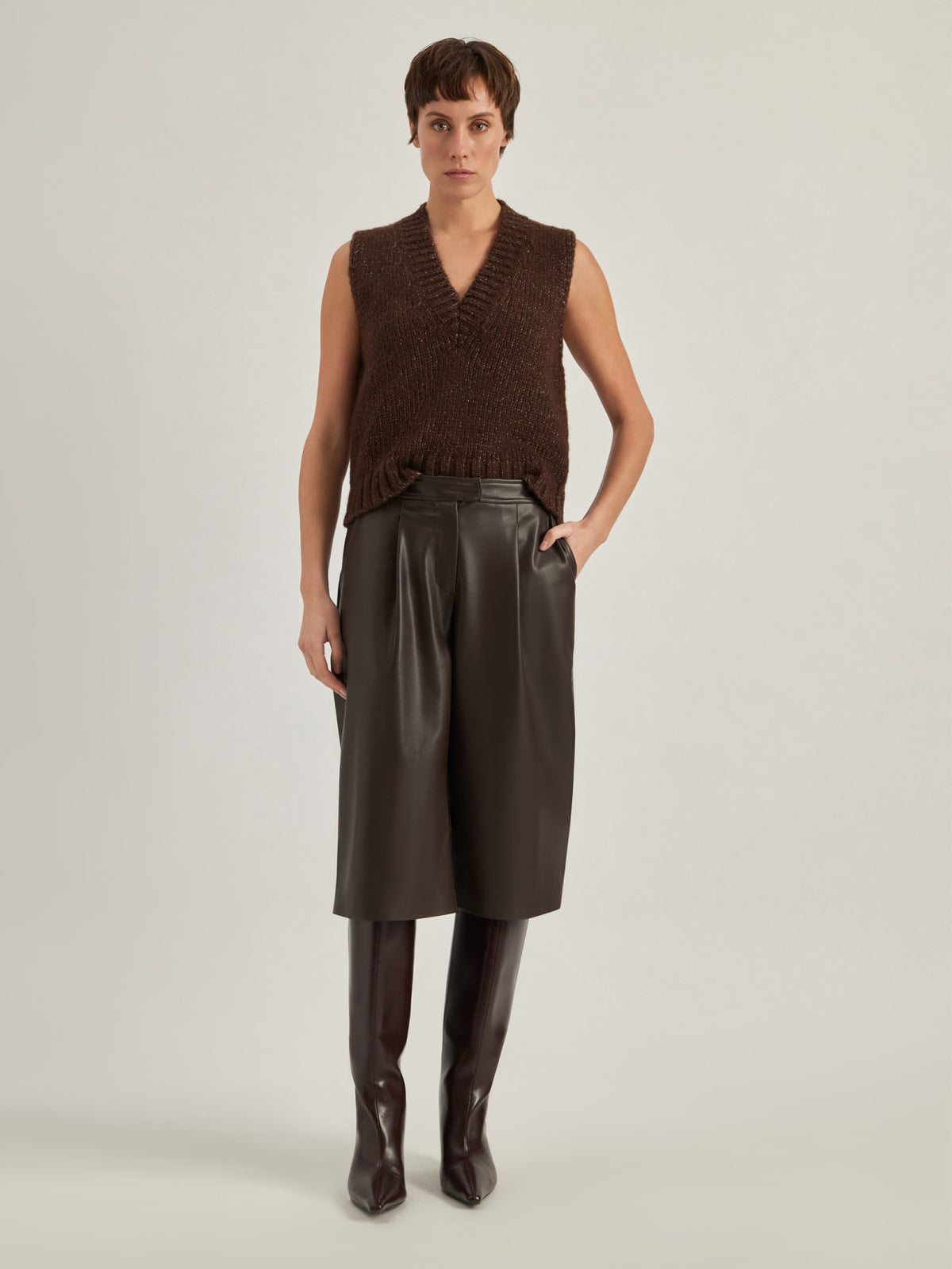 Bermuda in ecopelle marrone